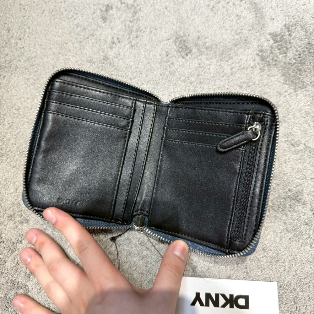 【DKNY｜全新】現貨 錢包 短夾 牛仔藍 滿版 補釘款 拉鍊點夾 送禮推薦｜Little Bee 小蜜蜂精品-細節圖4