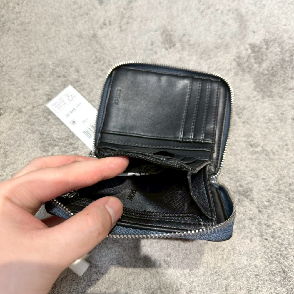 【DKNY｜全新】現貨 錢包 短夾 牛仔藍 滿版 補釘款 拉鍊點夾 送禮推薦｜Little Bee 小蜜蜂精品-細節圖6