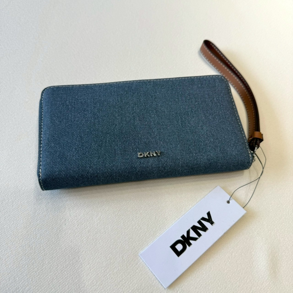 【DKNY｜全新】現貨 錢包 長夾 牛仔藍 補丁款 拉鍊長夾 送禮推薦｜Little Bee 小蜜蜂精品-細節圖2