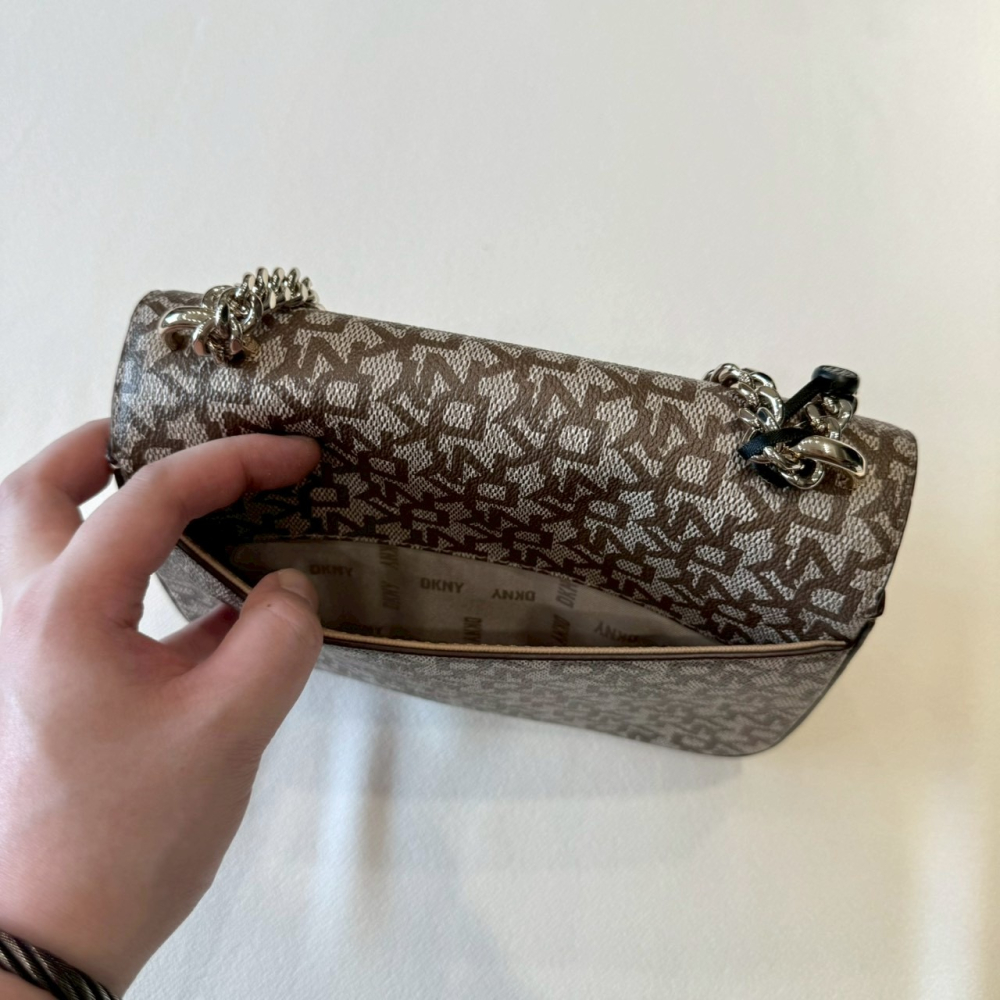 【DKNY｜全新】現貨 包包 掀蓋包 金標 滿版 防刮紋 兩用包 斜背包｜Little Bee 小蜜蜂精品-細節圖2