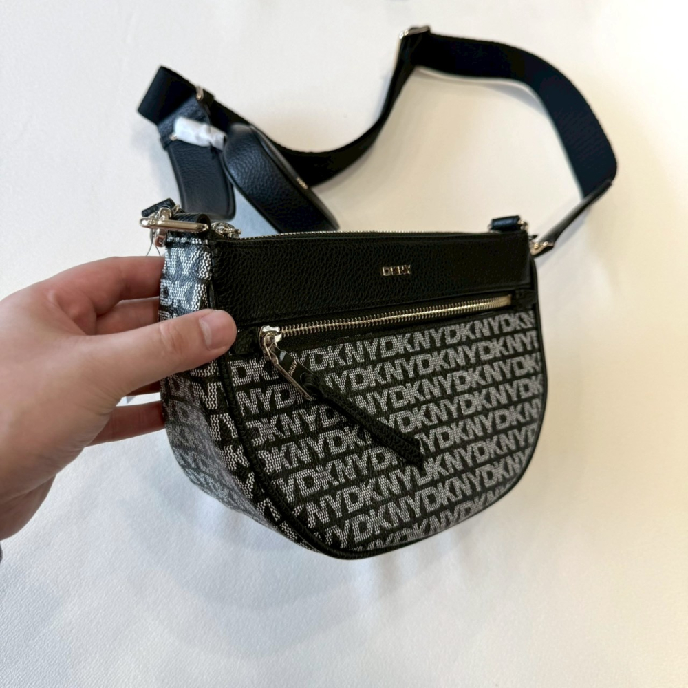 【DKNY｜全新】現貨 包包 半月包 二合一 金標 半滿版 零錢包 斜背包｜Little Bee 小蜜蜂精品-細節圖2