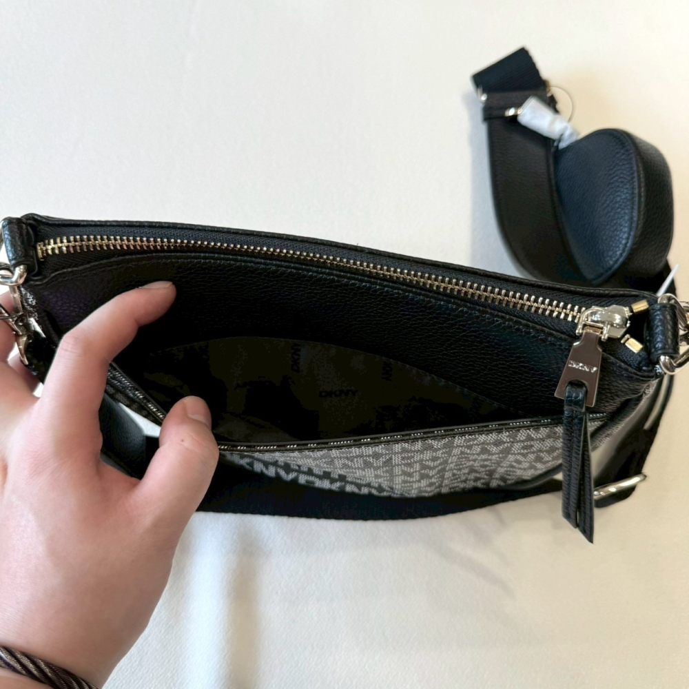 【DKNY｜全新】現貨 包包 半月包 二合一 金標 半滿版 零錢包 斜背包｜Little Bee 小蜜蜂精品-細節圖4