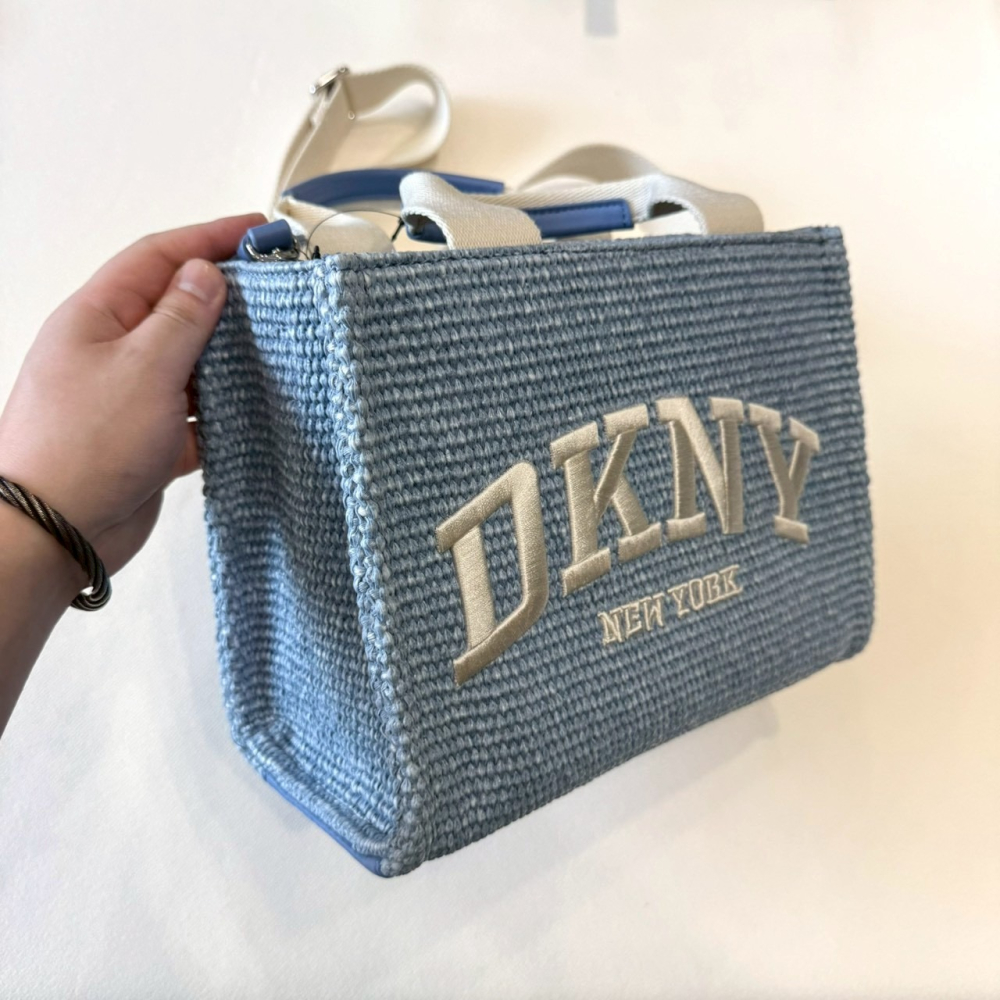 【DKNY｜全新】現貨 包包 紙袋包 刺繡LOGO 寶寶藍 草編包 兩用包 斜背包｜Little Bee 小蜜蜂精品-細節圖2