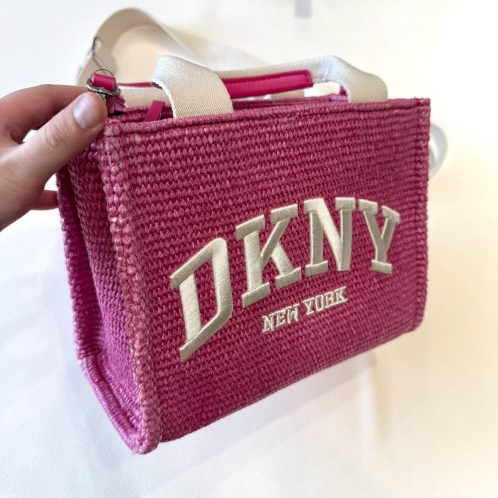 【DKNY｜全新】現貨 包包 紙袋包 刺繡LOGO 桃粉 草編包 兩用包 斜背包｜Little Bee 小蜜蜂精品-細節圖2