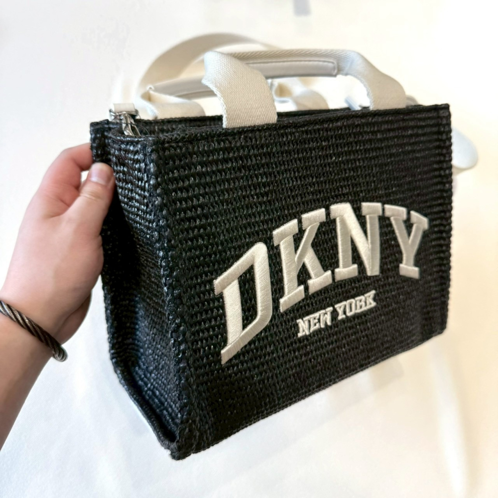 【DKNY｜全新】現貨 包包 紙袋包 刺繡LOGO 黑白拼色 草編包 兩用包 斜背包｜Little Bee 小蜜蜂精品-細節圖2