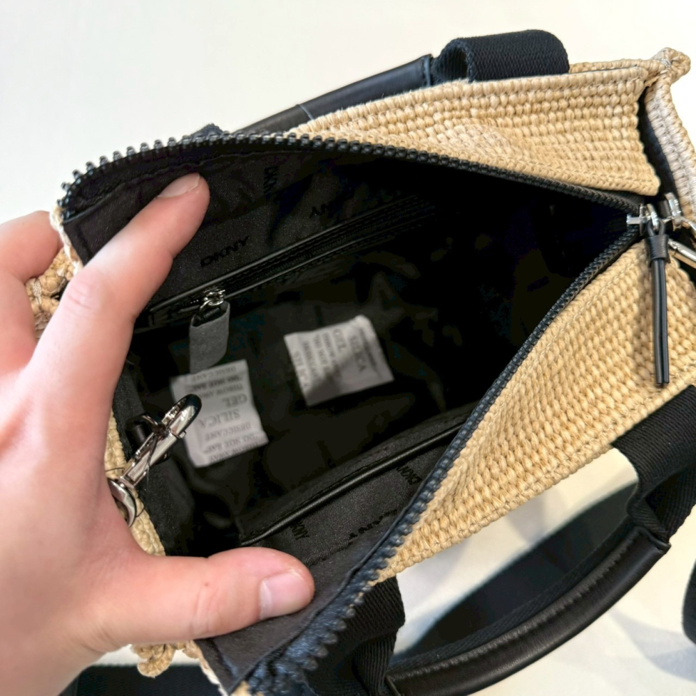 【DKNY｜全新】現貨 包包 紙袋包 刺繡LOGO 米色 草編包 兩用包 斜背包｜Little Bee 小蜜蜂精品-細節圖3