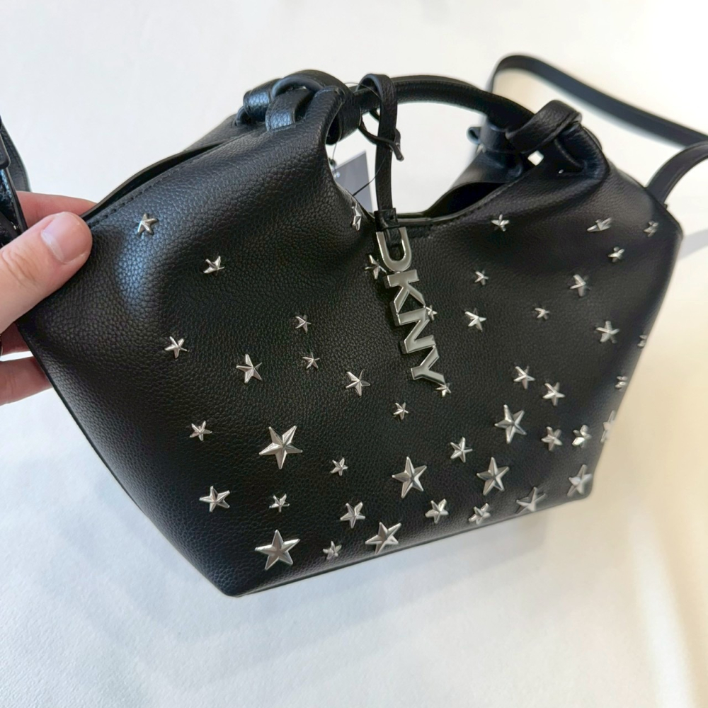 【DKNY｜全新】現貨 包包 菜籃子包 銀標 星星滿版 荔枝紋 兩用包 斜背包｜Little Bee 小蜜蜂精品-細節圖2
