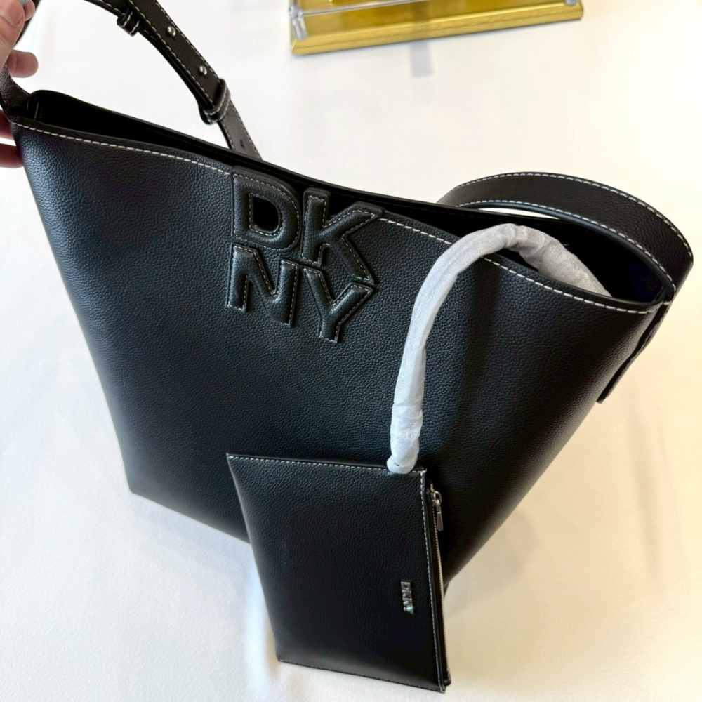 【DKNY｜全新】現貨 包包 托特包 立體LOGO 軟皮革 手拿包 子母包 買菜包｜Little Bee 小蜜蜂精品-細節圖2