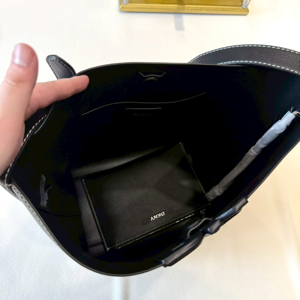【DKNY｜全新】現貨 包包 托特包 立體LOGO 軟皮革 手拿包 子母包 買菜包｜Little Bee 小蜜蜂精品-細節圖3