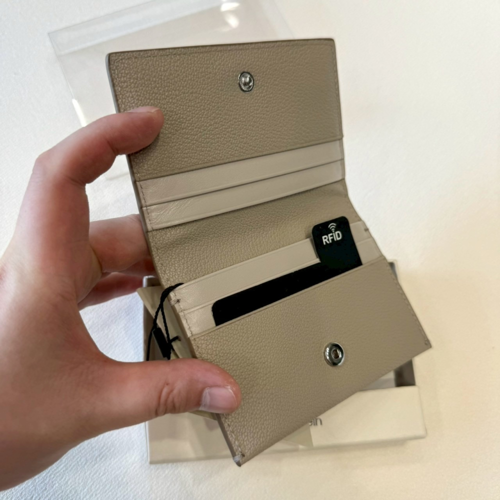 【CK｜全新】現貨 CALVIN KLEIN 錢包 卡夾 銀標 奶茶色 卡片夾 禮盒組｜Little Bee 小蜜蜂精品-細節圖2