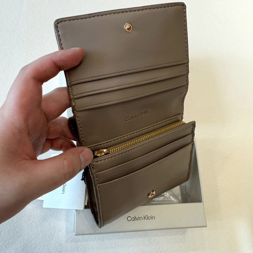 【CK｜全新】現貨 CALVIN KLEIN 錢包 短夾 浮雕LOGO 奶茶色 禮盒組｜Little Bee 小蜜蜂精品-細節圖2