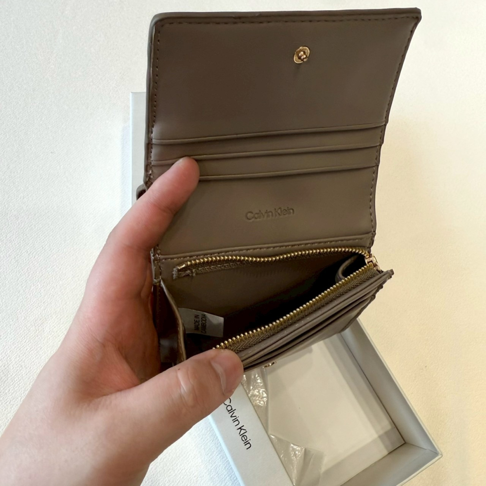 【CK｜全新】現貨 CALVIN KLEIN 錢包 短夾 浮雕LOGO 奶茶色 禮盒組｜Little Bee 小蜜蜂精品-細節圖3