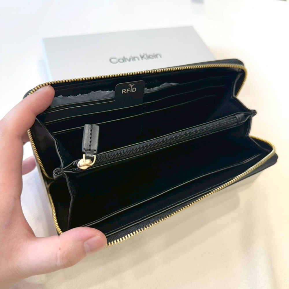 【CK｜全新】現貨 CALVIN KLEIN 錢包 長夾 浮雕LOGO 黑色 禮盒組｜Little Bee 小蜜蜂精品-細節圖2