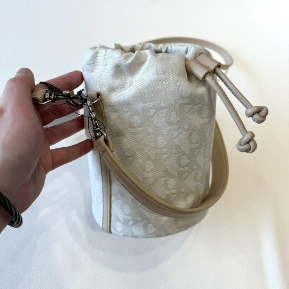 【CK｜全新】現貨 CALVIN KLEIN 包包 水桶包 小號 白滿版 兩用 斜背包｜Little Bee 小蜜蜂精品-細節圖2