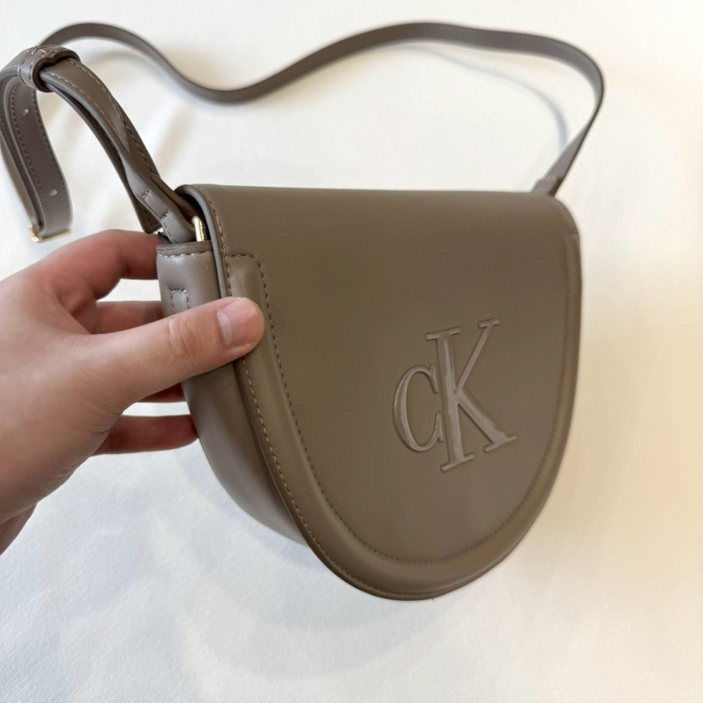 【CK｜全新】現貨 CALVIN KLEIN 包包 馬鞍包 浮雕標 軟皮革 斜背包｜Little Bee 小蜜蜂精品-細節圖2