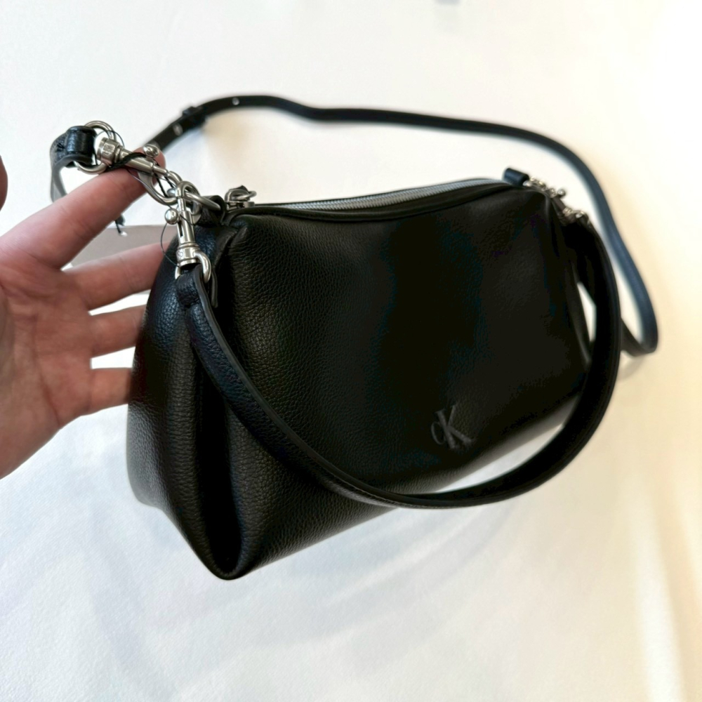 【CK｜全新】現貨 CALVIN KLEIN 包包 梯形包 小標 壓紋 兩用 斜背包｜Little Bee 小蜜蜂精品-細節圖2