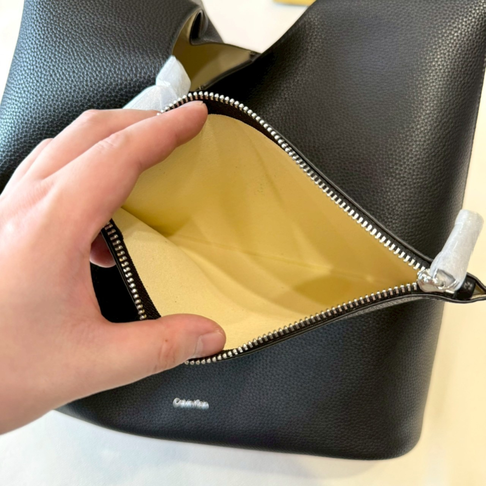 【CK｜全新】現貨 CALVIN KLEIN 包包 流浪包 大號 軟皮 子母包 單肩包｜Little Bee 小蜜蜂精品-細節圖3