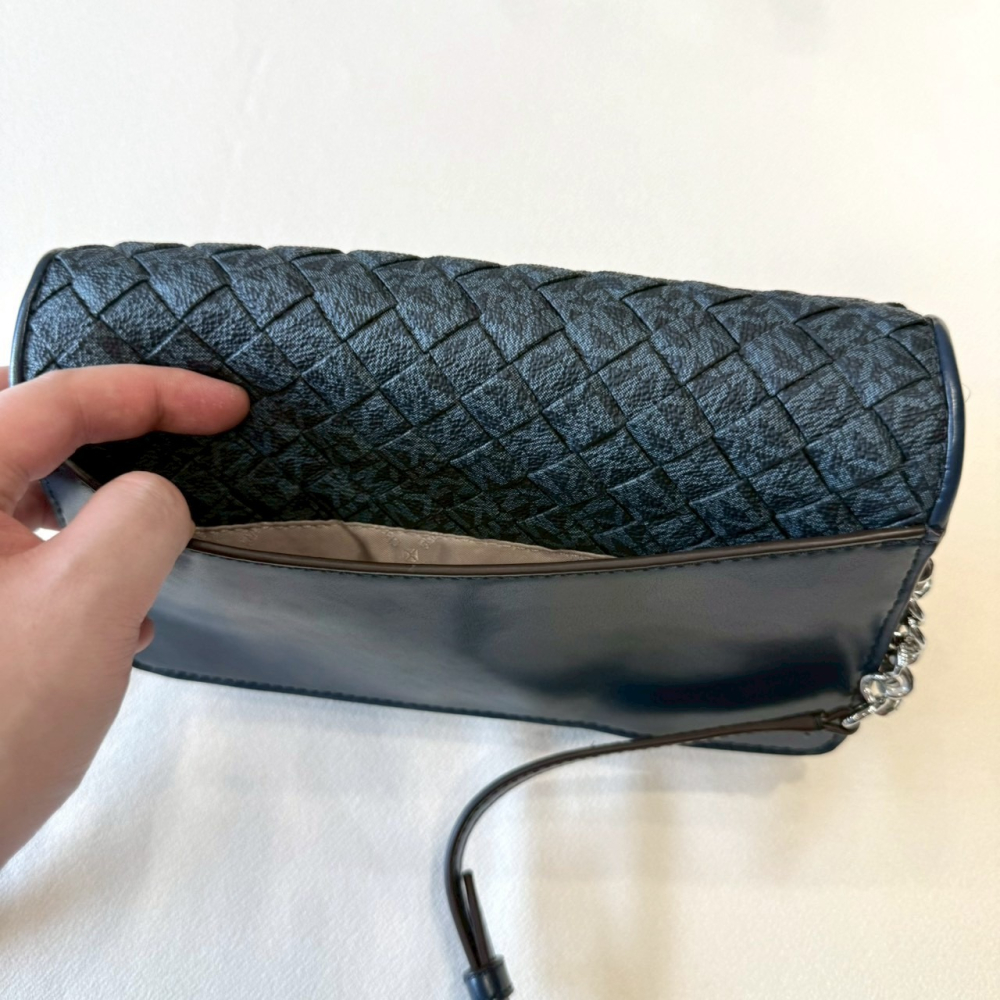 【MK｜全新】現貨 MICHAEL KORS 包包 編織包 深藍 滿版 掀蓋包 斜背包｜Little Bee 小蜜蜂精品-細節圖3