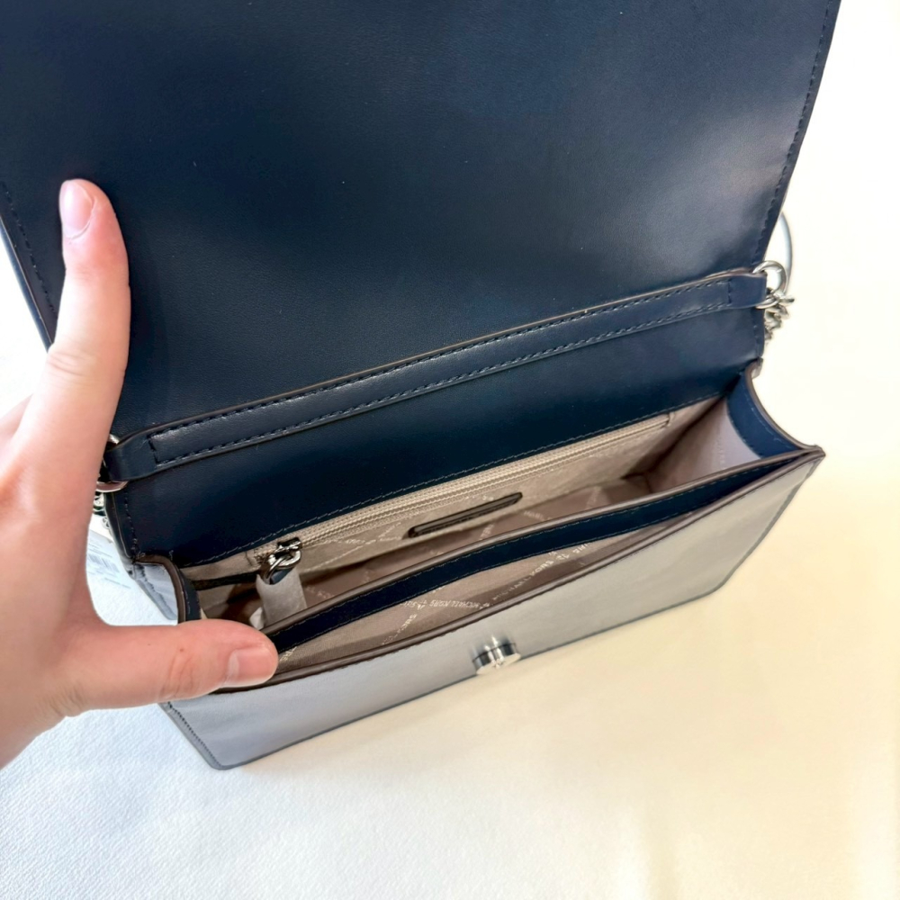【MK｜全新】現貨 MICHAEL KORS 包包 編織包 深藍 滿版 掀蓋包 斜背包｜Little Bee 小蜜蜂精品-細節圖4
