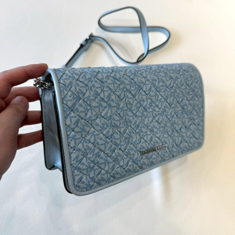【MK｜全新】現貨 MICHAEL KORS 包包 編織包 淺藍 滿版 掀蓋包 斜背包｜Little Bee 小蜜蜂精品-細節圖2