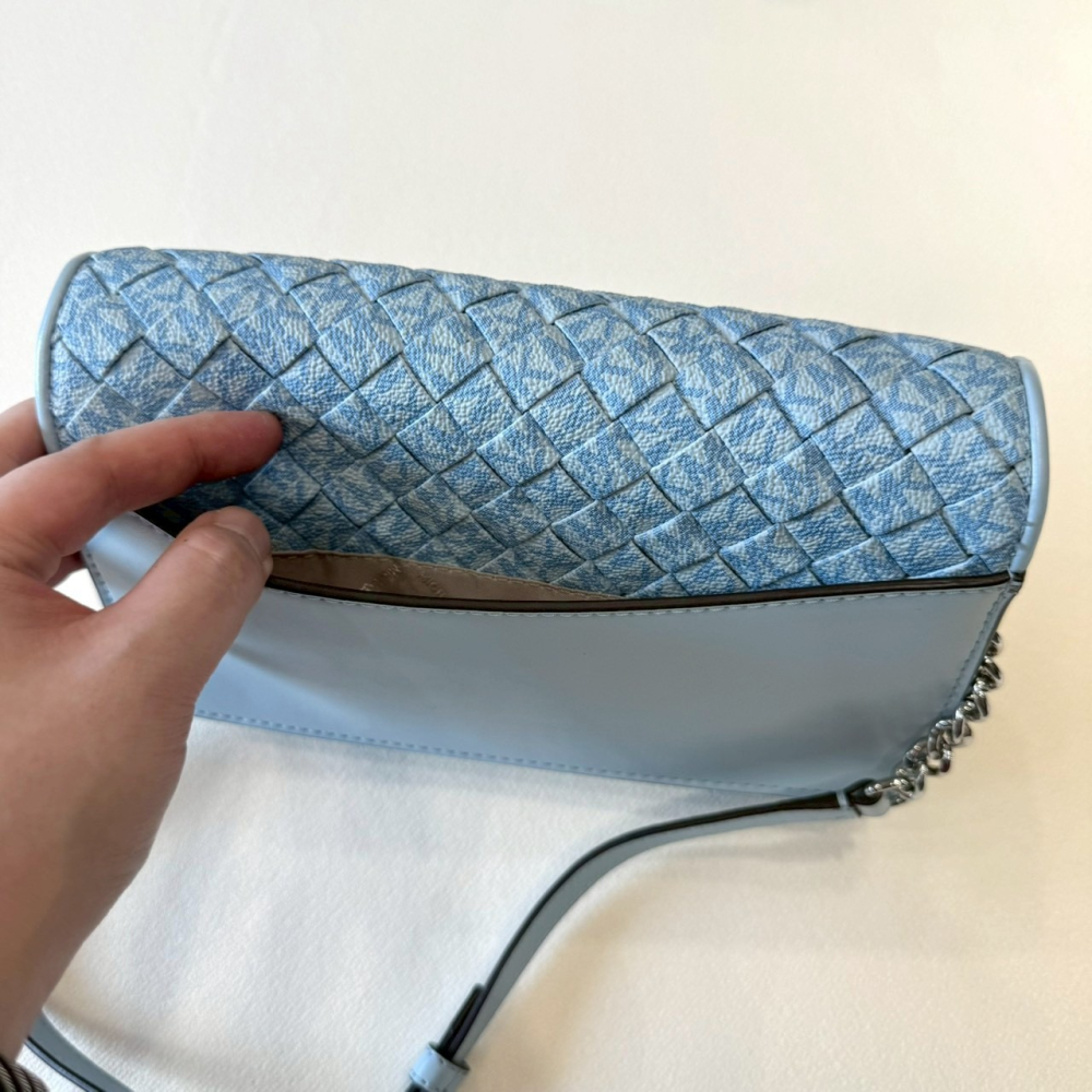 【MK｜全新】現貨 MICHAEL KORS 包包 編織包 淺藍 滿版 掀蓋包 斜背包｜Little Bee 小蜜蜂精品-細節圖3