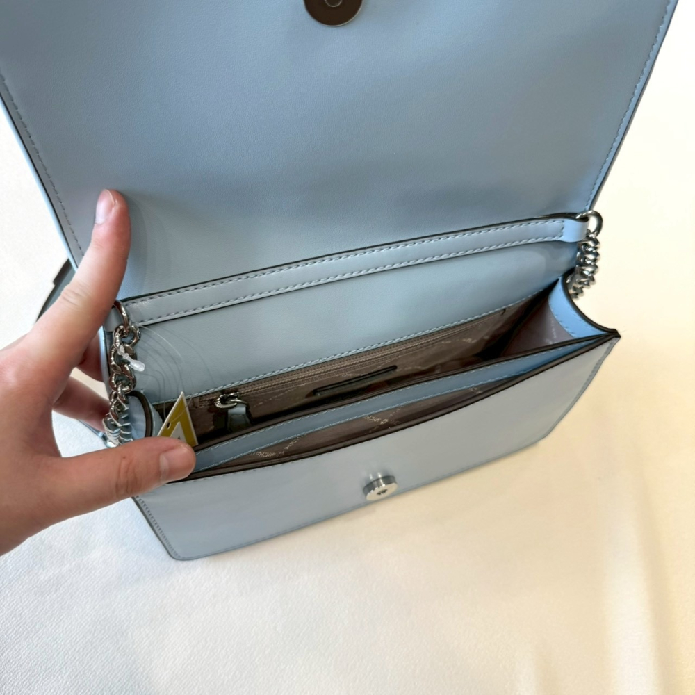 【MK｜全新】現貨 MICHAEL KORS 包包 編織包 淺藍 滿版 掀蓋包 斜背包｜Little Bee 小蜜蜂精品-細節圖4