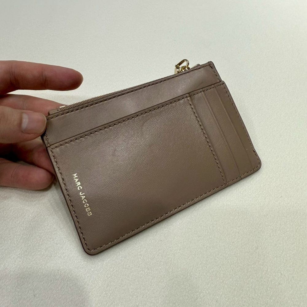 【MJ｜全新】現貨 MARC JACOB 錢包 零錢包 專櫃款 奶茶色 鑰匙圈 卡夾包｜Little Bee 小蜜蜂精品-細節圖2