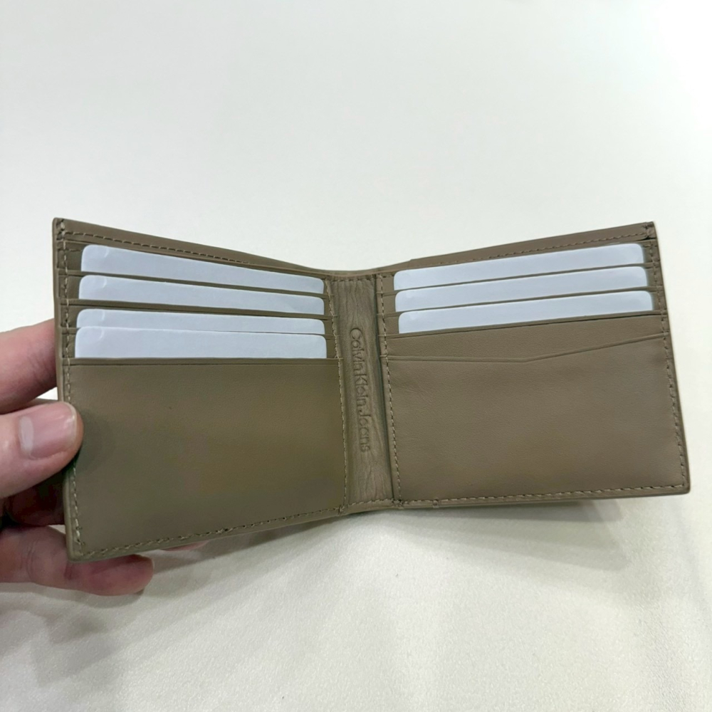 【CK｜全新】現貨 CALVIN KLEIN 錢包 短夾 小標壓紋 奶茶色 八卡短夾｜Little Bee 小蜜蜂精品-細節圖2