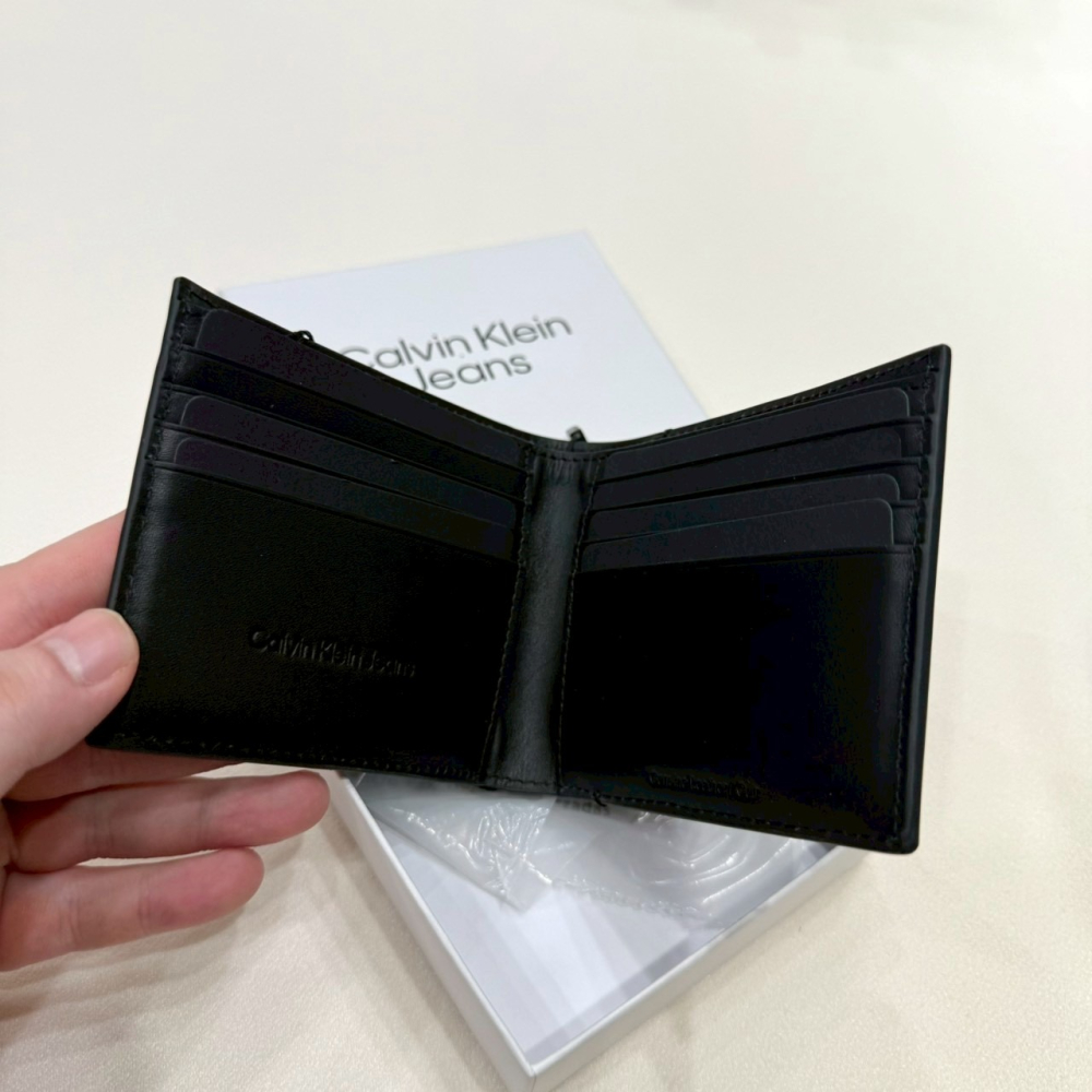 【CK｜全新】現貨 CALVIN KLEIN 錢包 短夾 滿版壓紋 八卡短夾 禮盒組｜Little Bee 小蜜蜂精品-細節圖2