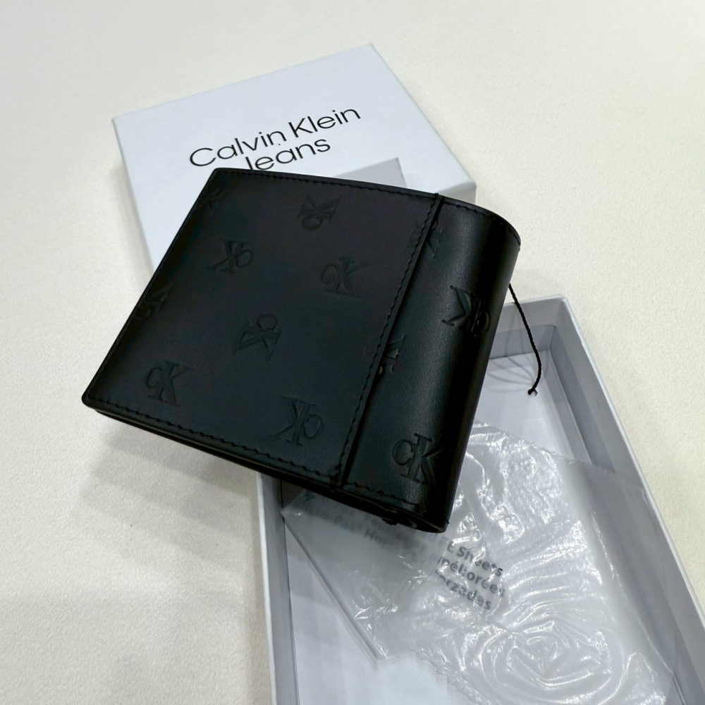 【CK｜全新】現貨 CALVIN KLEIN 錢包 短夾 滿版壓紋 八卡短夾 禮盒組｜Little Bee 小蜜蜂精品-細節圖3