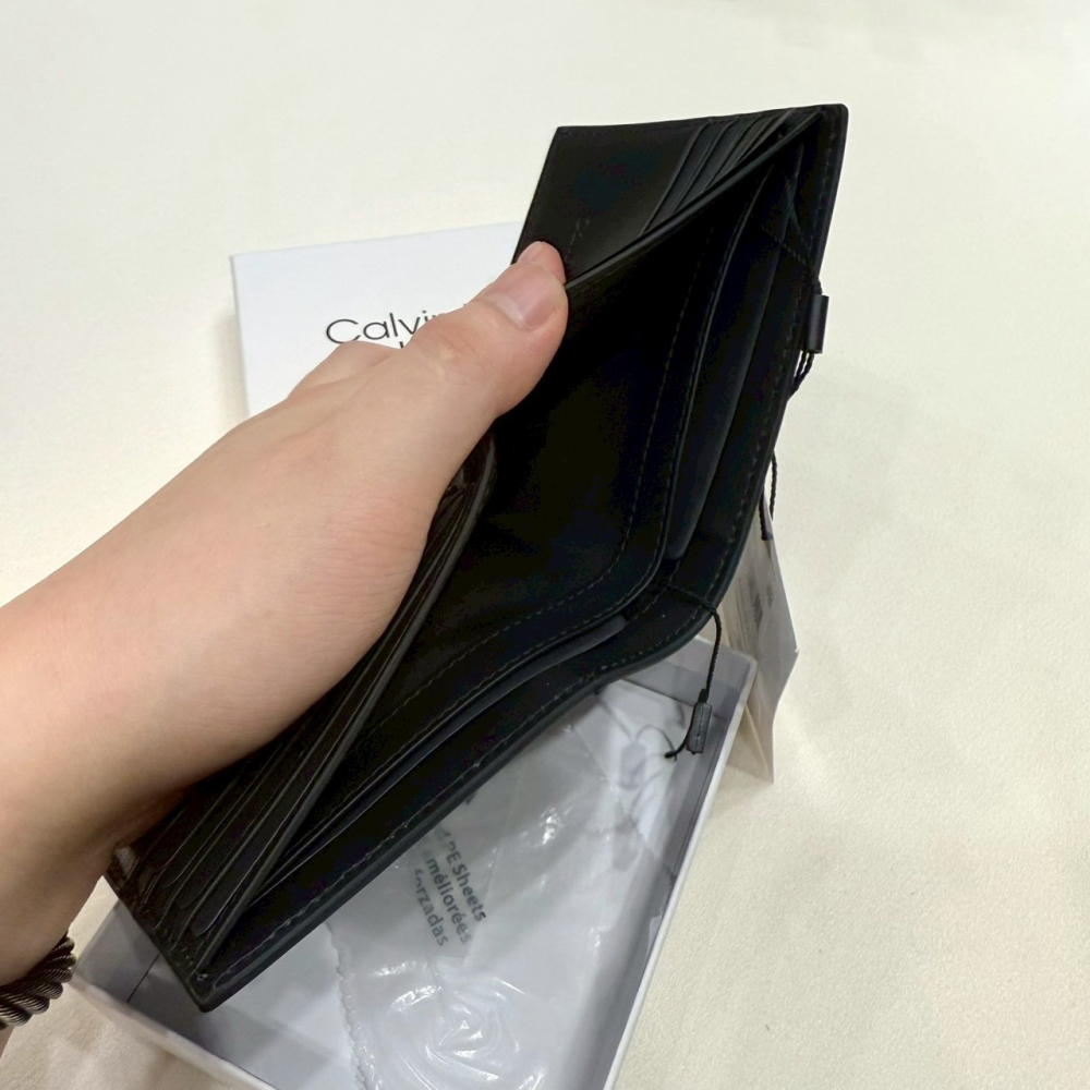【CK｜全新】現貨 CALVIN KLEIN 錢包 短夾 滿版壓紋 八卡短夾 禮盒組｜Little Bee 小蜜蜂精品-細節圖4