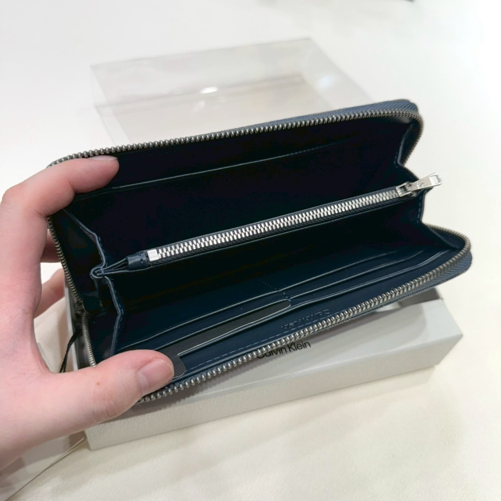 【CK｜全新】現貨 CALVIN KLEIN 錢包 長夾 滿版 緹花布 藍色 禮盒組｜Little Bee 小蜜蜂精品-細節圖2