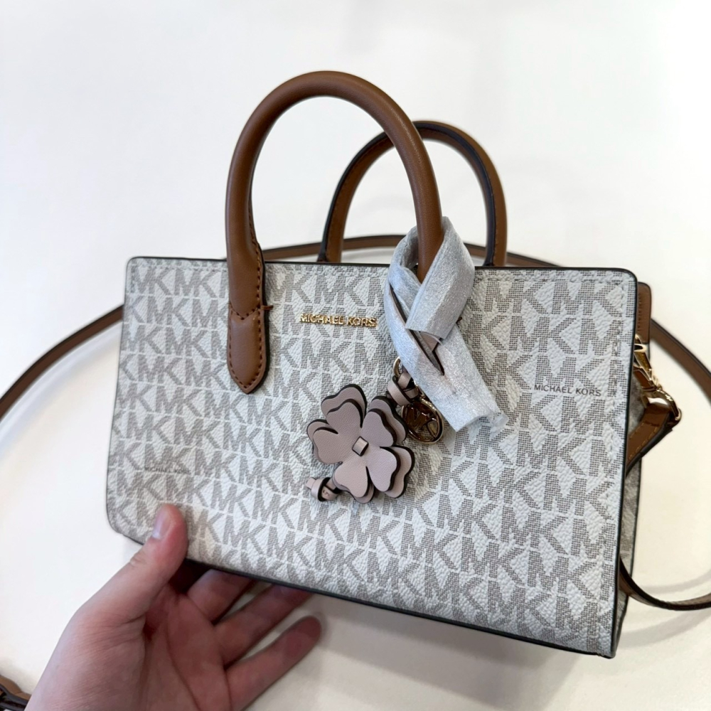 【MK｜全新】現貨 MICHAEL KORS 包包 紙袋包 迷你 專櫃款 白拼咖滿版｜Little Bee 小蜜蜂精品-細節圖2