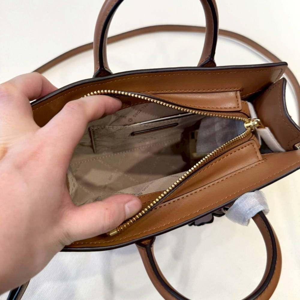 【MK｜全新】現貨 MICHAEL KORS 包包 紙袋包 迷你 專櫃款 白拼咖滿版｜Little Bee 小蜜蜂精品-細節圖3