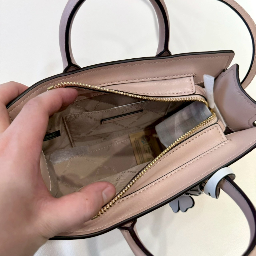 【MK｜全新】現貨 MICHAEL KORS 包包 紙袋包 迷你 專櫃款 乾燥粉滿版｜Little Bee 小蜜蜂精品-細節圖3