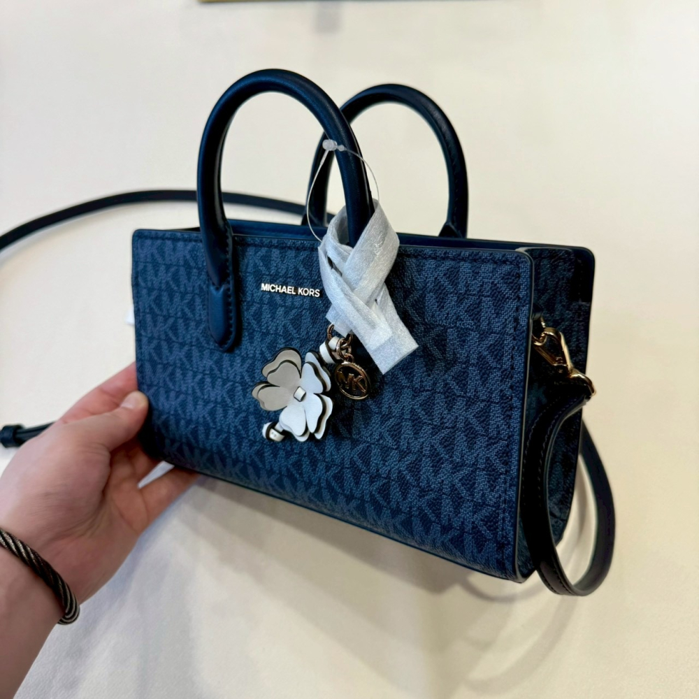 【MK｜全新】現貨 MICHAEL KORS 包包 紙袋包 迷你 專櫃款 深藍滿版｜Little Bee 小蜜蜂精品-細節圖2