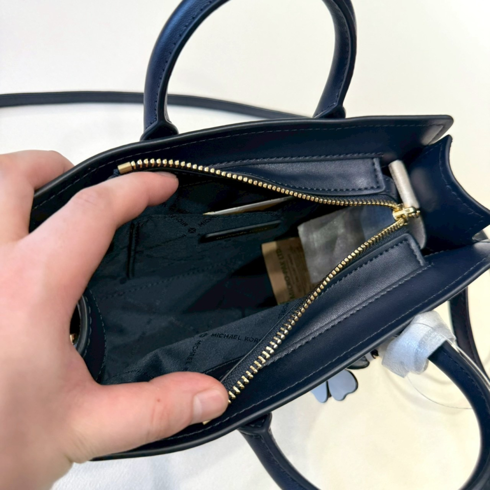 【MK｜全新】現貨 MICHAEL KORS 包包 紙袋包 迷你 專櫃款 深藍滿版｜Little Bee 小蜜蜂精品-細節圖3