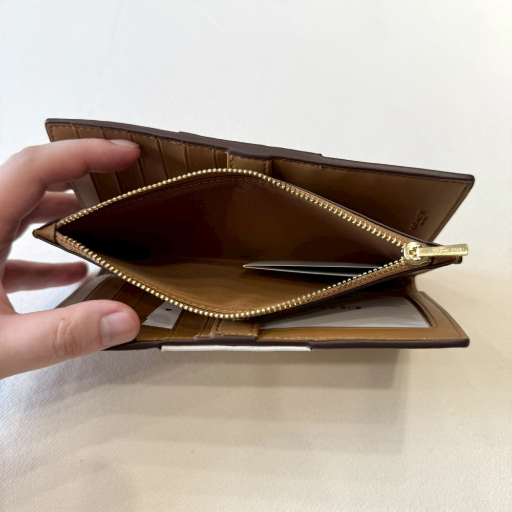 【蔻馳｜全新】現貨 COACH 錢包 長夾 金標 奶茶色 拼白滿版 對開長夾｜Little Bee 小蜜蜂精品-細節圖2