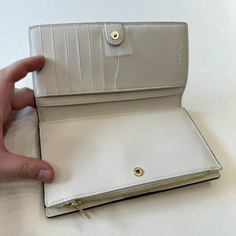 【蔻馳｜全新】現貨 COACH 錢包 長夾 金標 奶茶色 滿版老花 對開長夾｜Little Bee 小蜜蜂精品-細節圖4