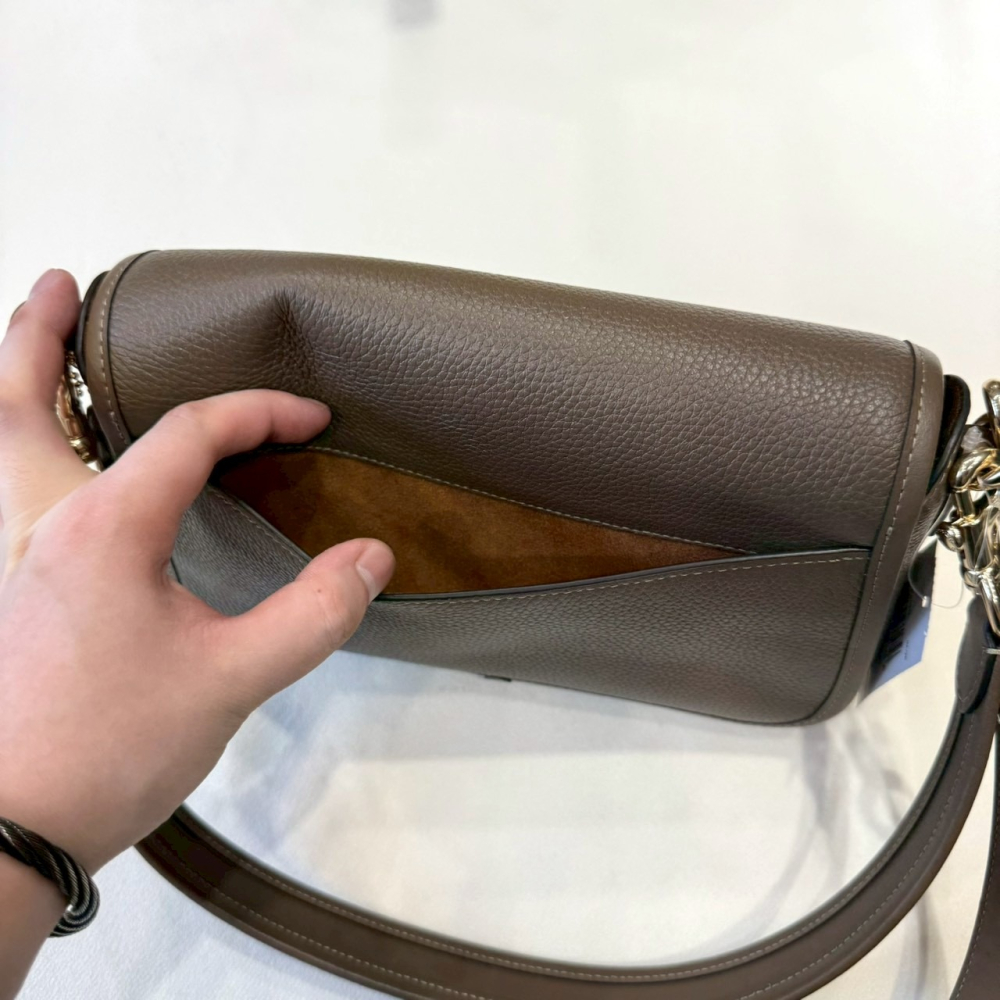 【蔻馳｜全新】現貨 COACH 包包 掀蓋包 金標 可可色 Hadley 斜背包｜Little Bee 小蜜蜂精品-細節圖3