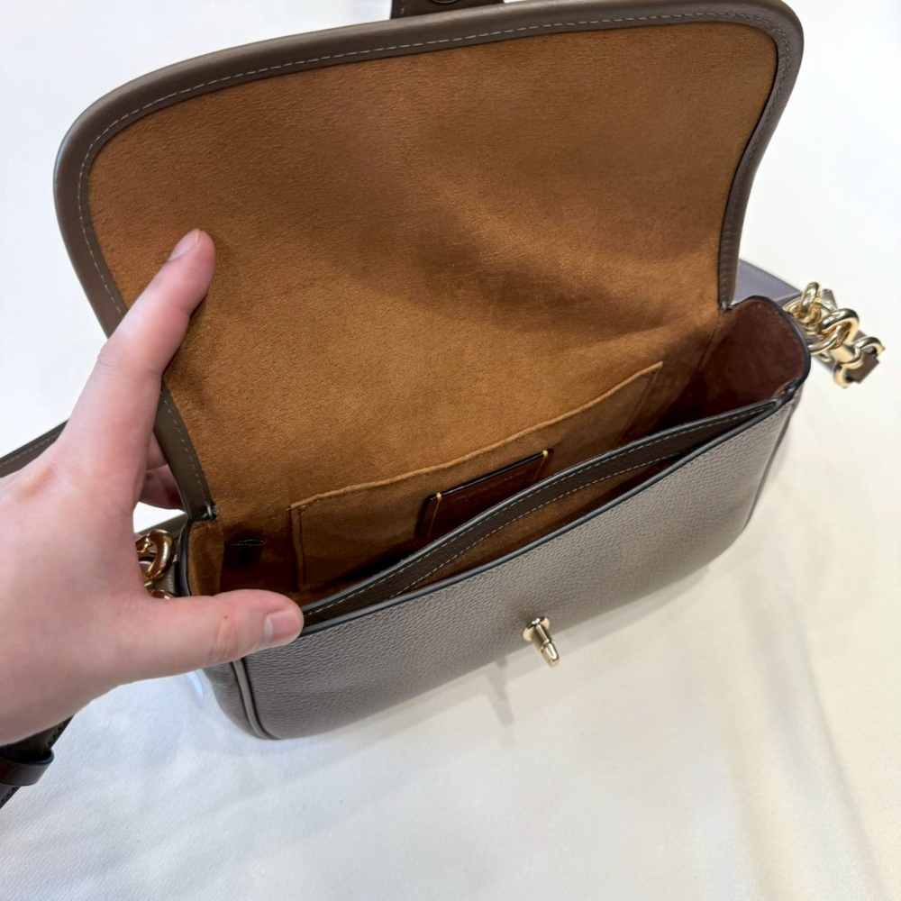 【蔻馳｜全新】現貨 COACH 包包 掀蓋包 金標 可可色 Hadley 斜背包｜Little Bee 小蜜蜂精品-細節圖4
