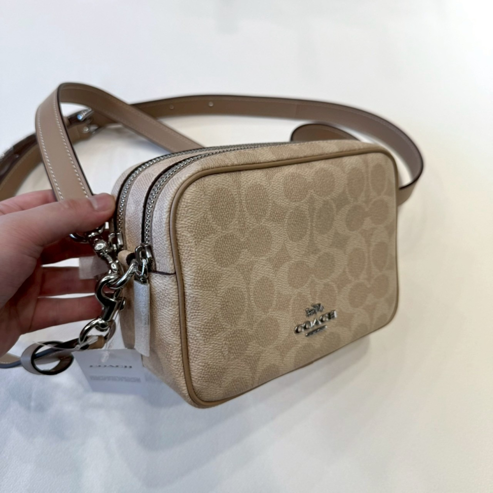 【蔻馳｜全新】現貨 COACH 包包 相機包 銀標 奶茶色 滿版老花 斜背包｜Little Bee 小蜜蜂精品-細節圖2