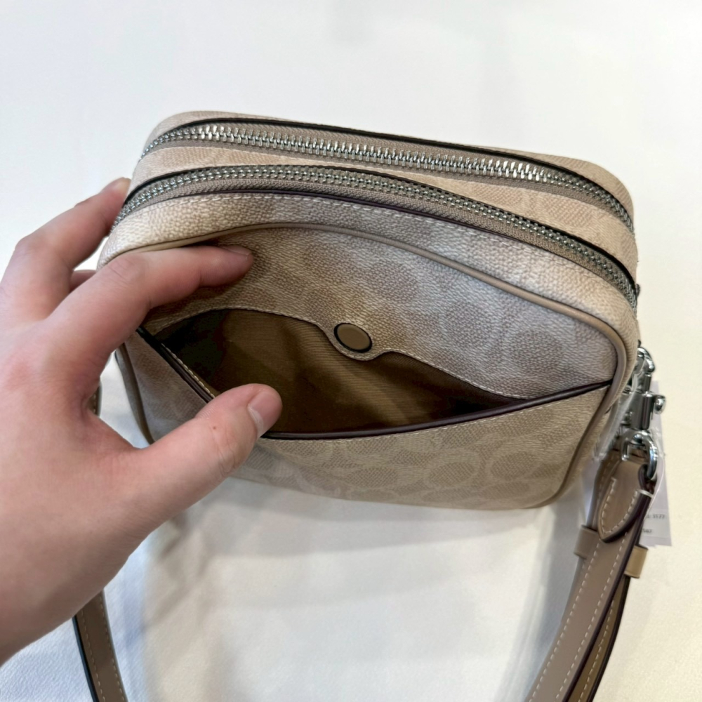 【蔻馳｜全新】現貨 COACH 包包 相機包 銀標 奶茶色 滿版老花 斜背包｜Little Bee 小蜜蜂精品-細節圖3