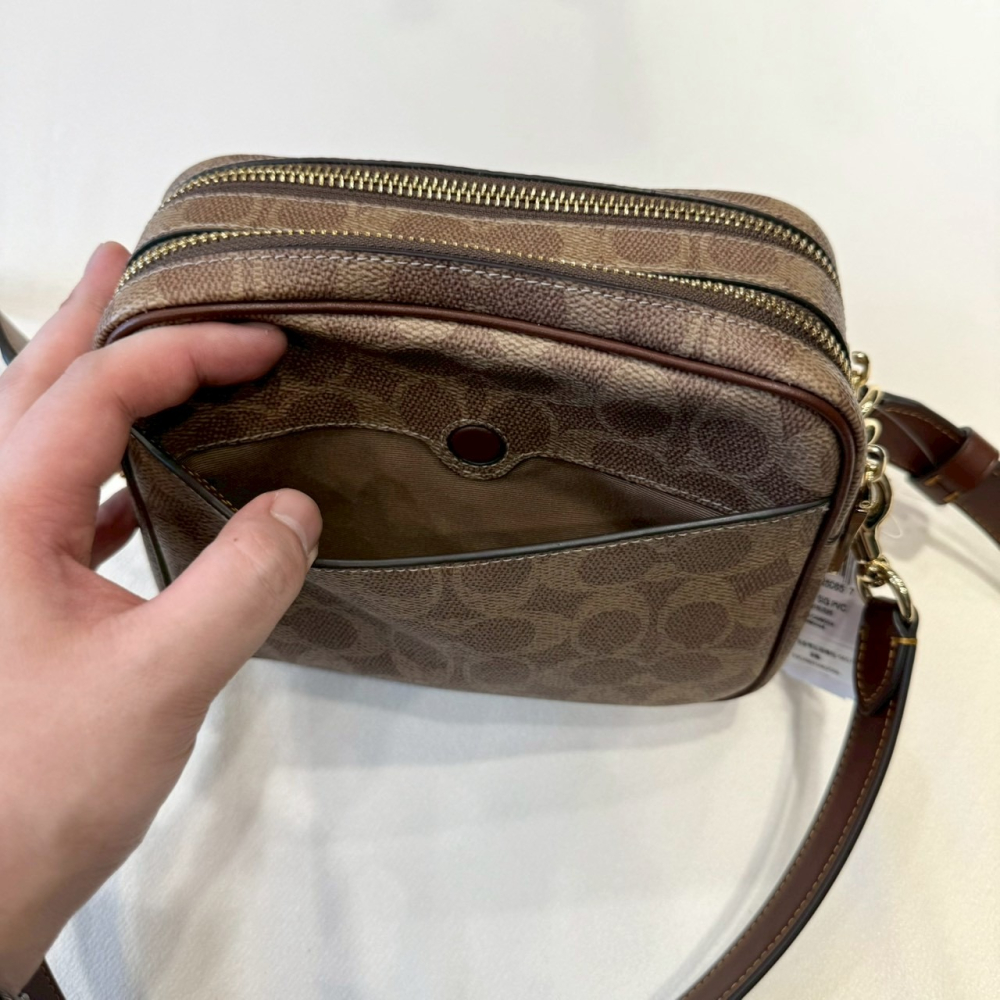【蔻馳｜全新】現貨 COACH 包包 相機包 金標 棕色 滿版老花 斜背包｜Little Bee 小蜜蜂精品-細節圖3