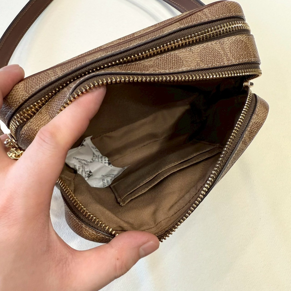 【蔻馳｜全新】現貨 COACH 包包 相機包 金標 棕色 滿版老花 斜背包｜Little Bee 小蜜蜂精品-細節圖4