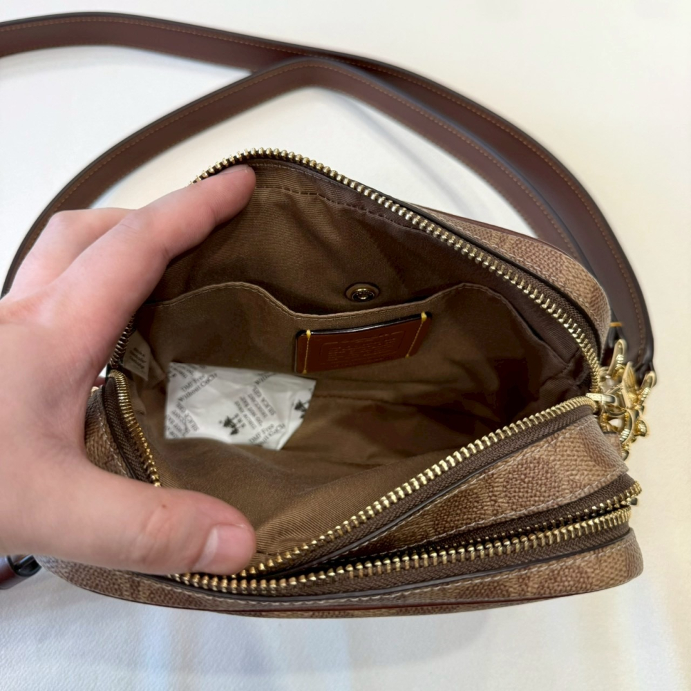 【蔻馳｜全新】現貨 COACH 包包 相機包 金標 棕色 滿版老花 斜背包｜Little Bee 小蜜蜂精品-細節圖5