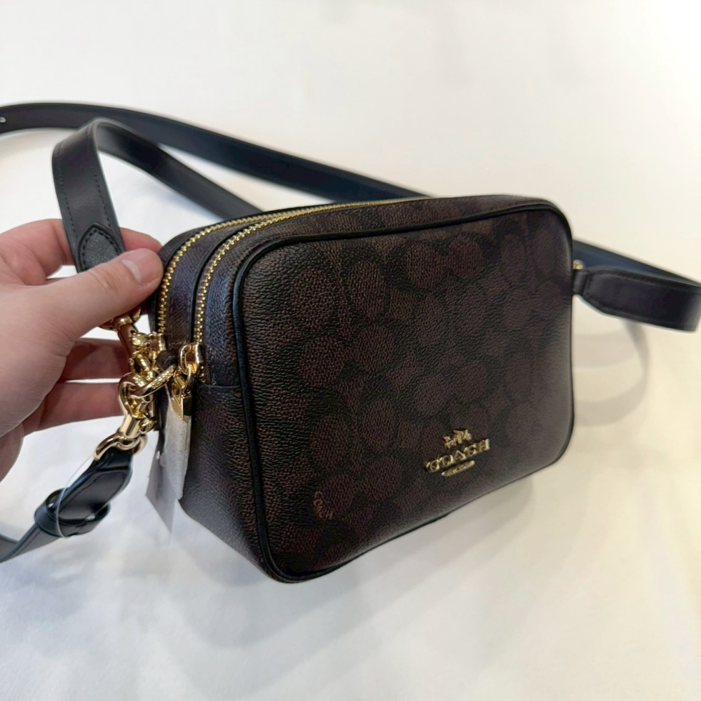 【蔻馳｜全新】現貨 COACH 包包 相機包 金標 咖色 滿版老花 斜背包｜Little Bee 小蜜蜂精品-細節圖2