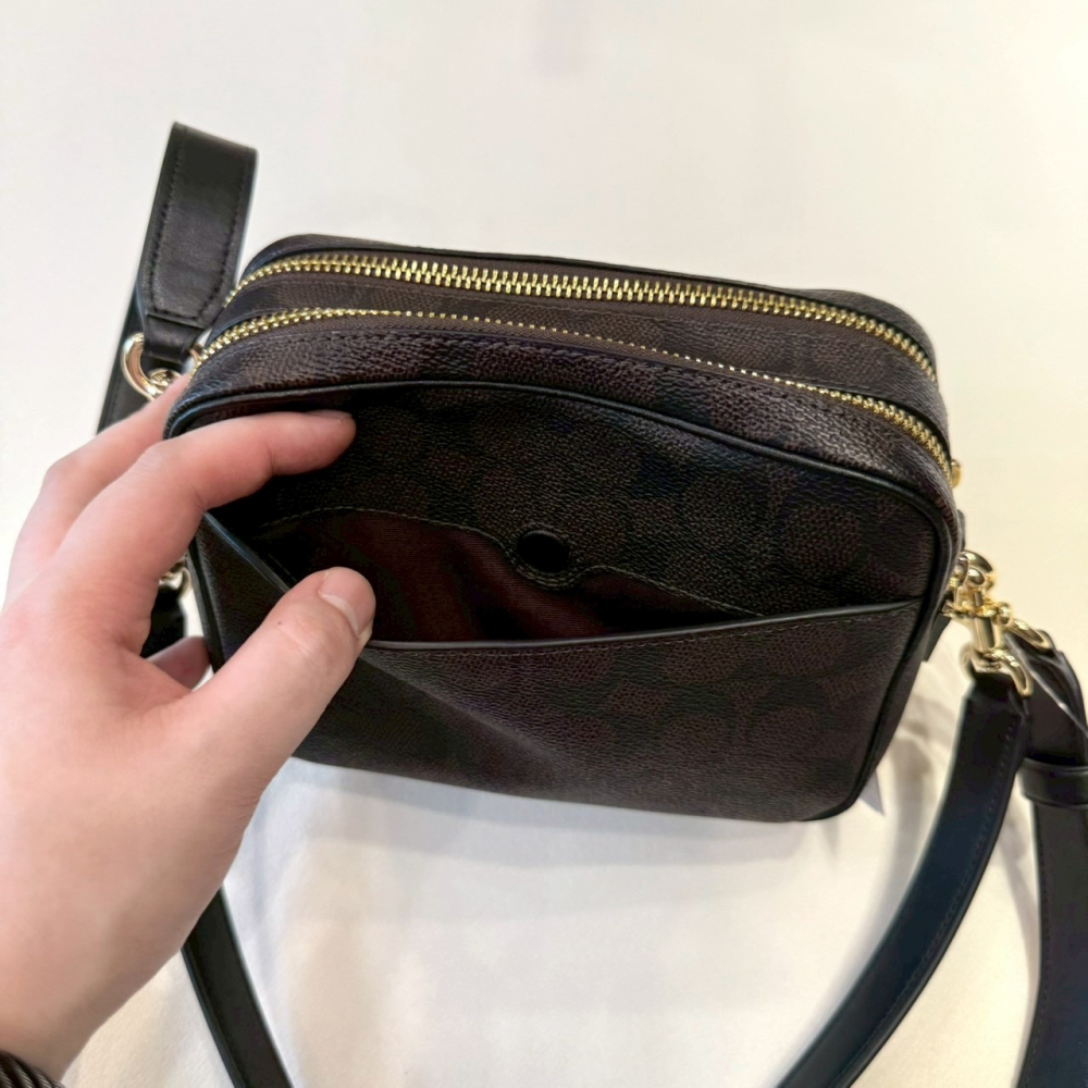 【蔻馳｜全新】現貨 COACH 包包 相機包 金標 咖色 滿版老花 斜背包｜Little Bee 小蜜蜂精品-細節圖3