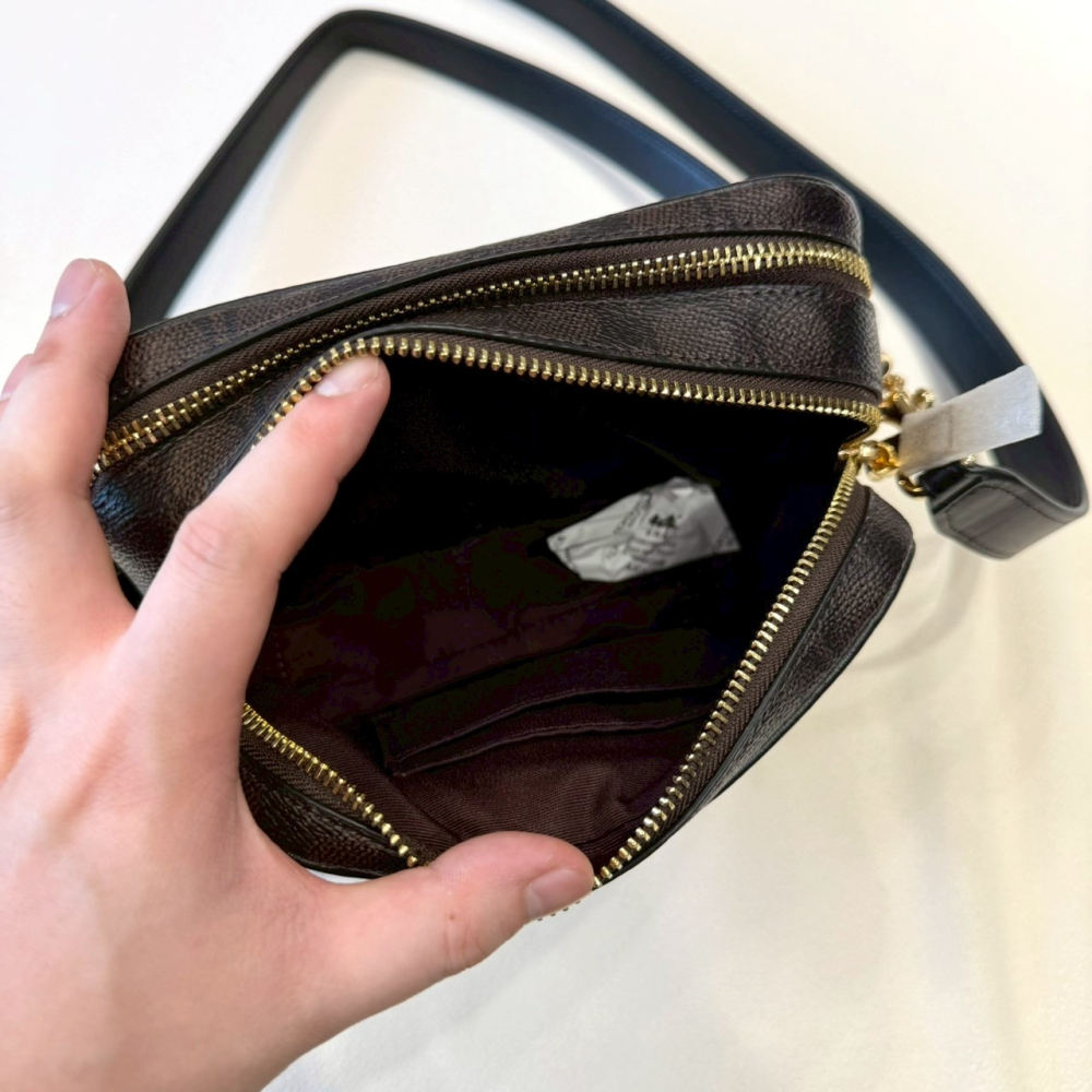 【蔻馳｜全新】現貨 COACH 包包 相機包 金標 咖色 滿版老花 斜背包｜Little Bee 小蜜蜂精品-細節圖4