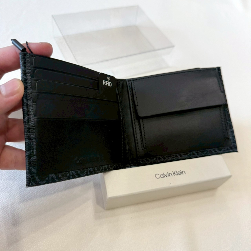 【CK｜全新】現貨 CALVIN KLEIN 錢包 短夾 滿版老花 零錢短夾 禮盒組｜Little Bee 小蜜蜂精品-細節圖2